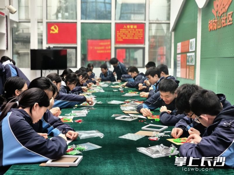 学生们合作制作雷锋头像毛球画。