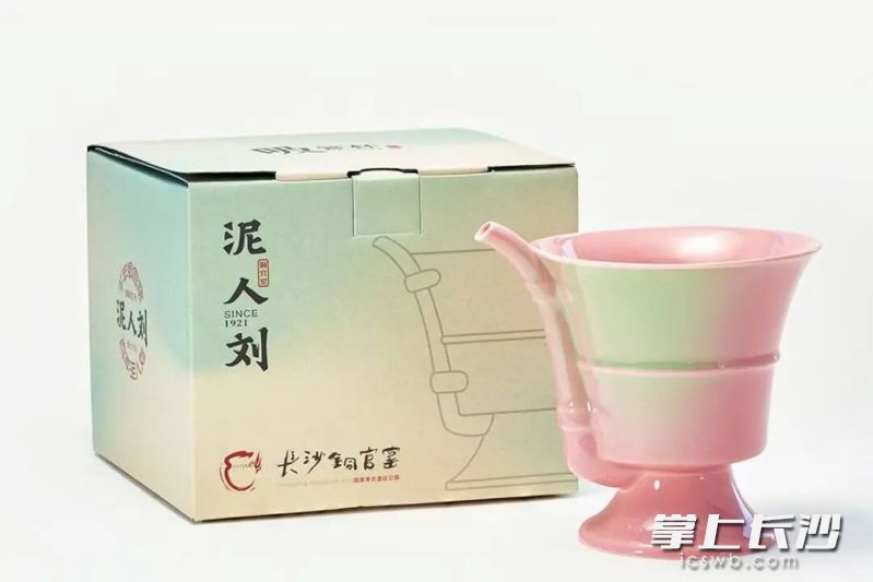 3月24日,长沙市“星城杯”“文化+科技”职工创新创意大赛总决赛暨颁奖仪式落幕,长沙市非物质文化遗产行业工会联合会选送的多个非遗创新项目脱颖而出。 均为长沙晚报通讯员杨翠供图 3月24日,长沙市“星城杯”“文化+科技”职工创新创意大赛总决赛暨颁奖仪式落幕,长沙市非物质文化遗产行业工会联合会选送的多个非遗创新项目脱颖而出。 均为长沙晚报通讯员杨翠供图