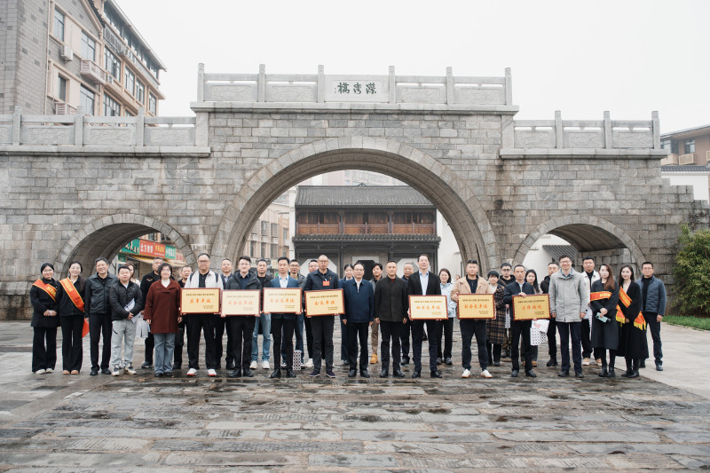 望月湖街道商会拥有35家会员企业，涵盖教育培训、餐饮住宿、文化传媒、现代服务等多个领域。