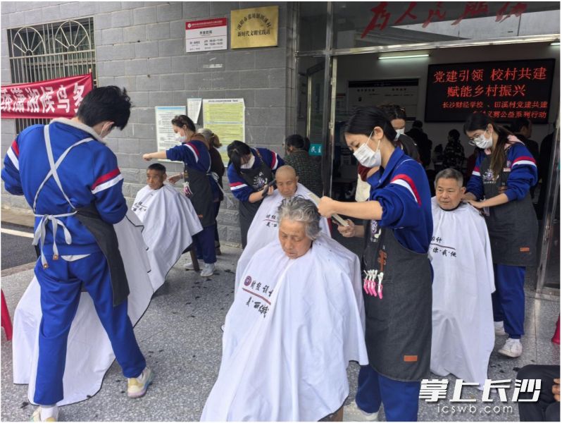 驻村工作队牵线长沙财经学校、镇卫生院，将暖心服务送到村民“家门口”。 长沙晚报通讯员 雷薇宇 供图