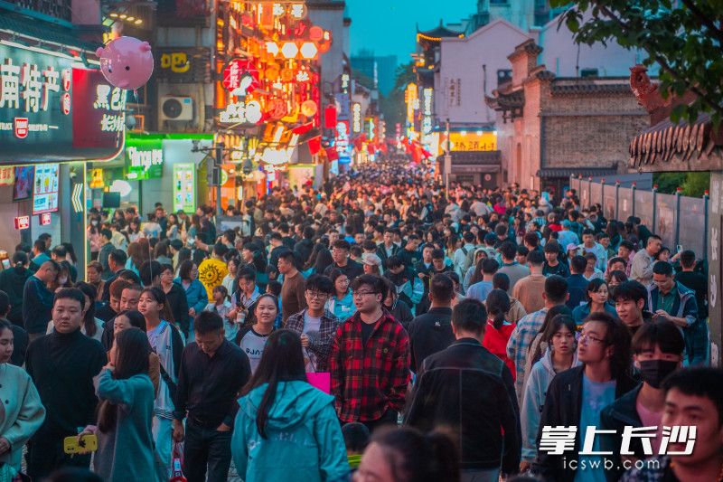 熙熙攘攘的太平街。长沙晚报全媒体记者 邹麟摄