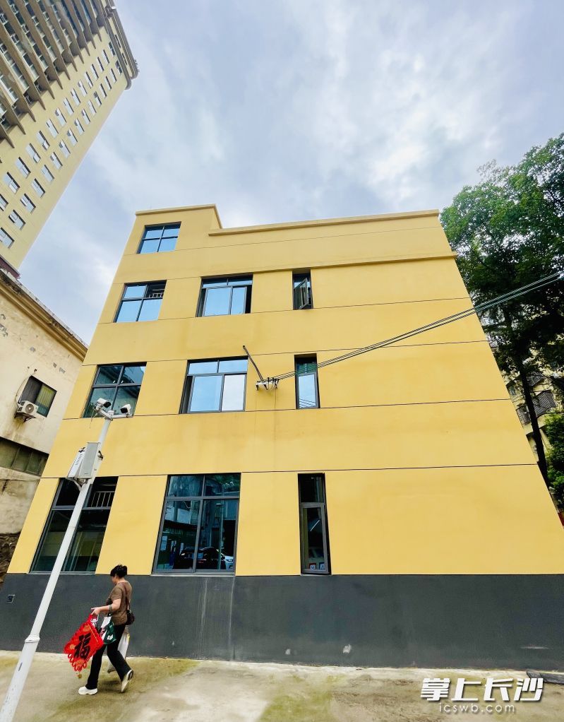 开福区新河街道华夏路社区枫林小区6号栋居民喜迁重建房。 长沙晚报全媒体记者 李卓 摄