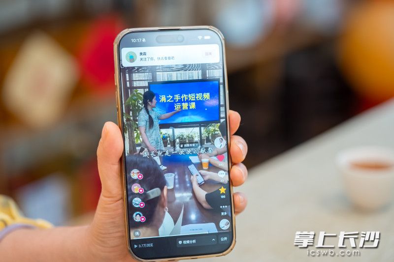 她在课程里加了一堂“营销课”，从拍视频、写文案到与客户沟通，手把手地教。