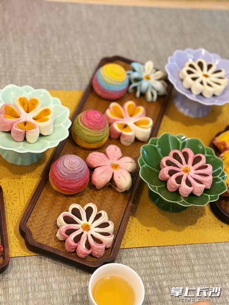 刘丽娟制作的中式酥点。