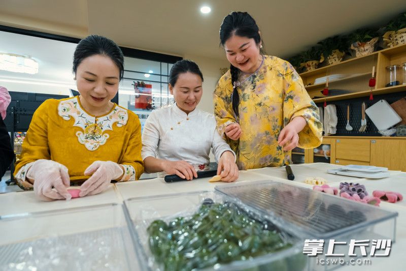 刘丽娟（右）正在指导学员制作中式酥点。