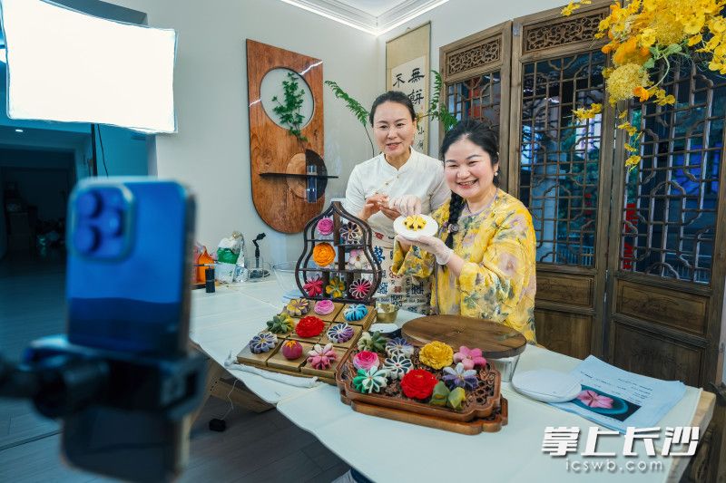 刘丽娟（右）和学员正在直播。均为全媒体记者 陈飞 摄