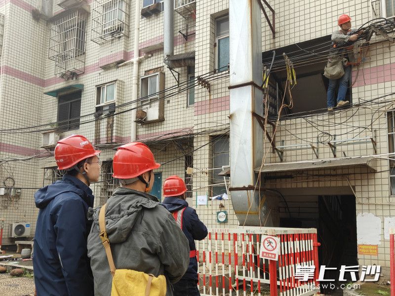 3月25日，魏家冲小区的电改施工终于进场。半天时间里，供电工人顶着春风，完成了新电表的安装、线路的改造。 均为长沙晚报全媒体记者周游、通讯员谭乐摄