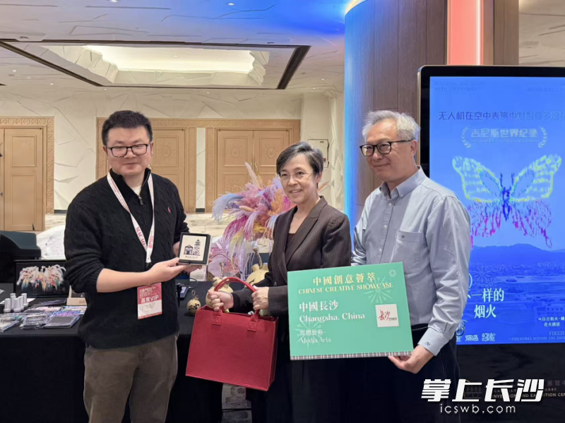 澳门特区政府旅游局局长文绮华(左二)与黄成(左一)交流。 澳门特区政府旅游局局长文绮华(左二)与黄成(左一)交流。