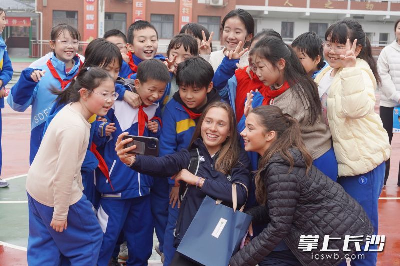 访问团成员与师大附小学生合影。