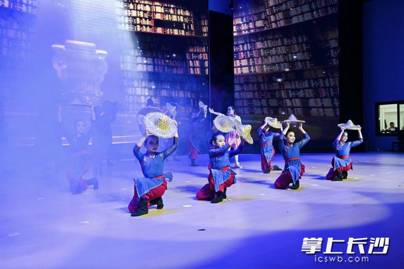 “雷小锋”表演了一个个精演的节目。 均为长沙晚报通讯员肖奥供图