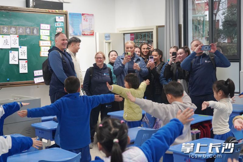 访问团成员走进师大附小一年级教室观摩室内课间操。