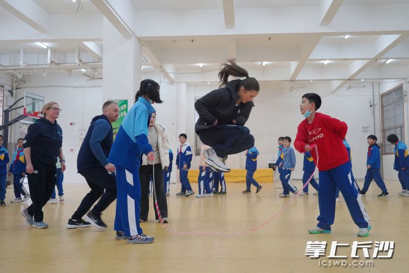 访问团成员体验跳绳。