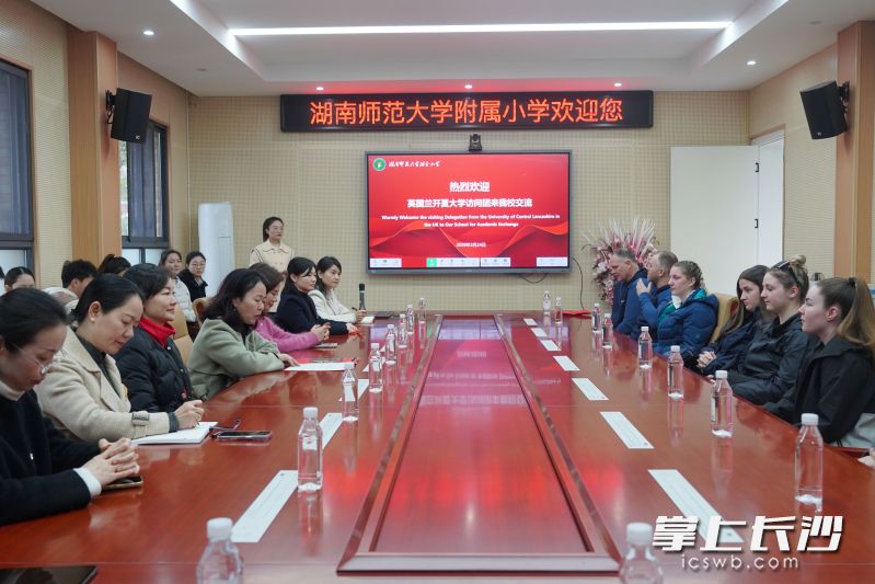 座谈会上，双方代表围绕智慧体育应用、课堂设计等进行深入探讨。