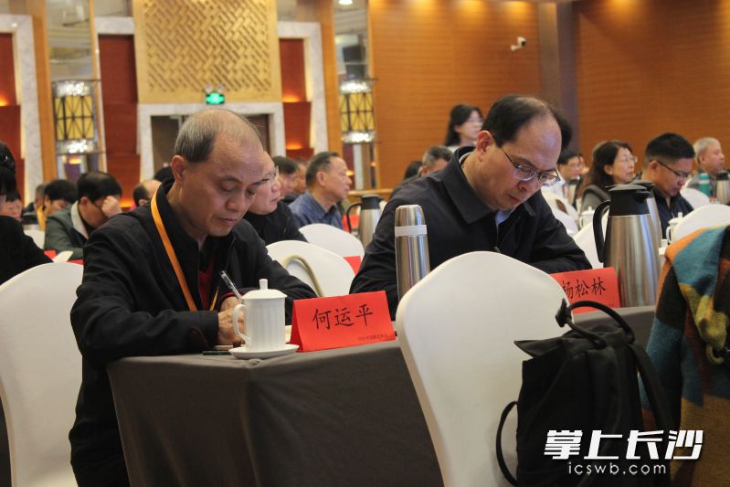 本次中国散文年会共评选出6个奖项,《春雨点点入地》从众多参赛作品中脱颖而出,成为教育类散文的亮眼代表。 本次中国散文年会共评选出6个奖项,《春雨点点入地》从众多参赛作品中脱颖而出,成为教育类散文的亮眼代表。