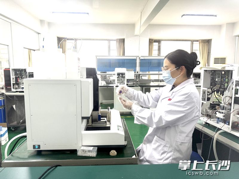 永和阳光实验室内，工作人员正在比对样本。 均为长沙晚报全媒体记者朱泽寰摄