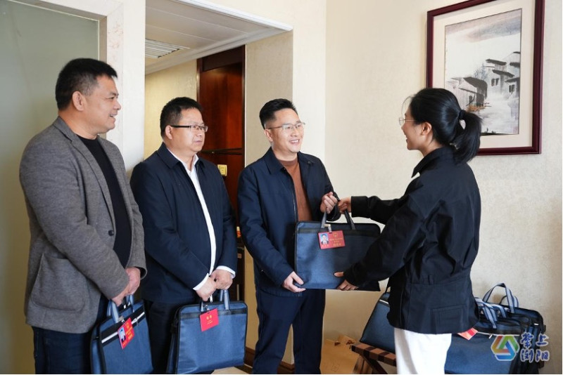 代表们在驻地报到，领取会议资料。