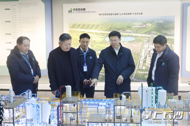 黄锋在湖南湘牛环保实业有限公司走访调研。 长沙晚报全媒体记者 盛磊 摄 黄锋在湖南湘牛环保实业有限公司走访调研。 长沙晚报全媒体记者 盛磊 摄