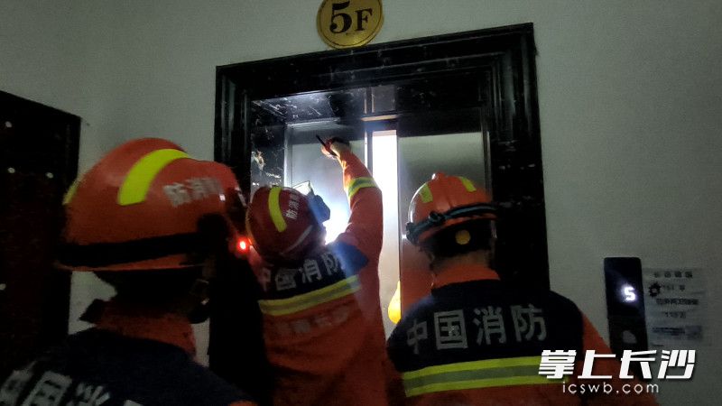 消防员正在营救被困人员。 长沙晚报通讯员 黄文平 摄