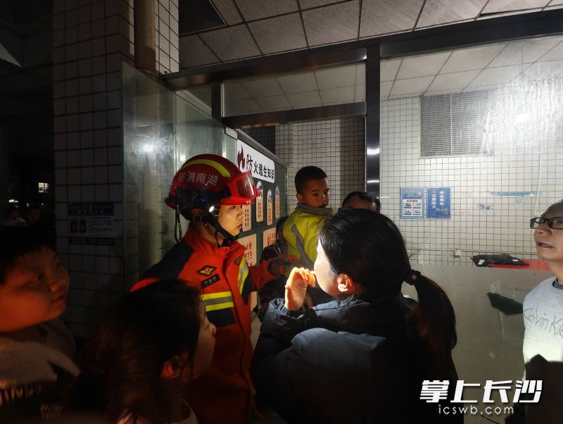 救援现场。 长沙晚报通讯员 王磊 摄