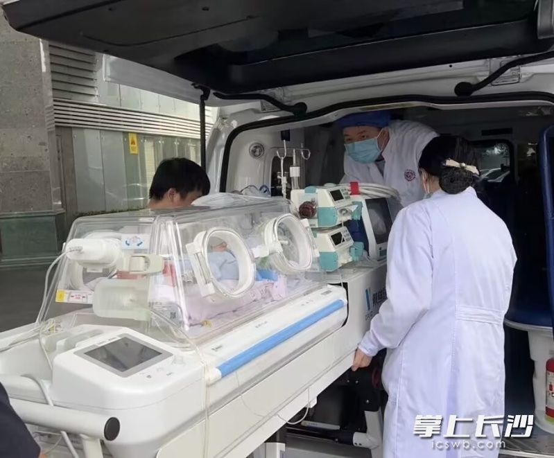 一名先天性心脏病新生儿从益阳转到省人民医院。