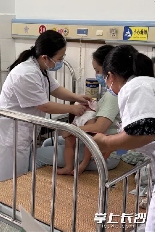 湖南省人民医院儿科团队在基层医院授课、门诊、查房。