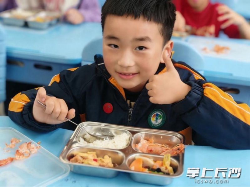 吃着“春日助长午餐”,博才咸嘉小学的同学们好开心! 均为长沙晚报掌通讯员邓婕供图 吃着“春日助长午餐”,博才咸嘉小学的同学们好开心! 均为长沙晚报掌通讯员邓婕供图