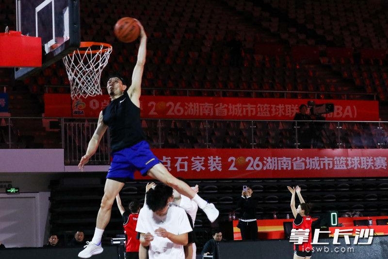 3月26日晚，长沙贺龙体育馆，“湘BA”开幕式彩排现场，“扣篮王”陈登星表演扣篮。 均为长沙晚报全媒体记者董阳摄