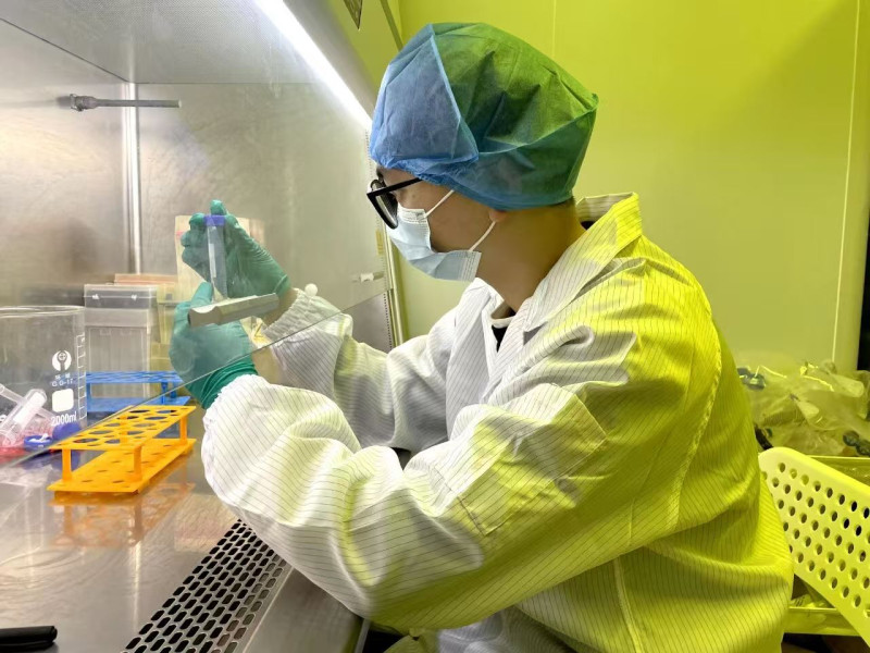 湖大学子梁邦朝在实验中。