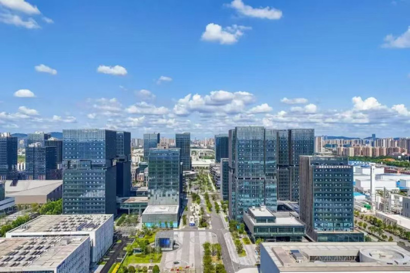 世界计算·长沙智谷汇聚了华为、中科曙光等国产算力领军企业，形成了从算力基础设施到场景应用的完整生态。