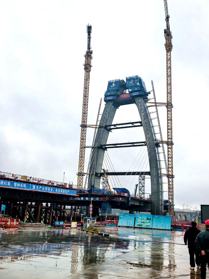 建设中的发展路大桥，“舟形”结构寓意金洲新城扬帆起航，乘风破浪。刘丹 摄