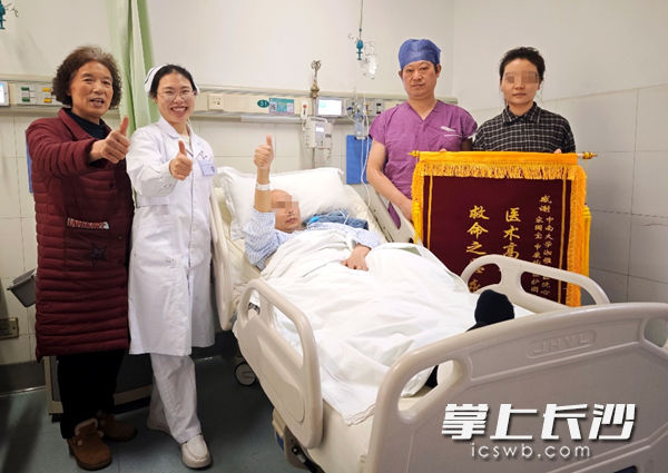 目前，患者已经顺利转出重症监护室，术前偏瘫的左侧肢体肌力明显好转，语言功能完全恢复，即将康复出院。 医院供图