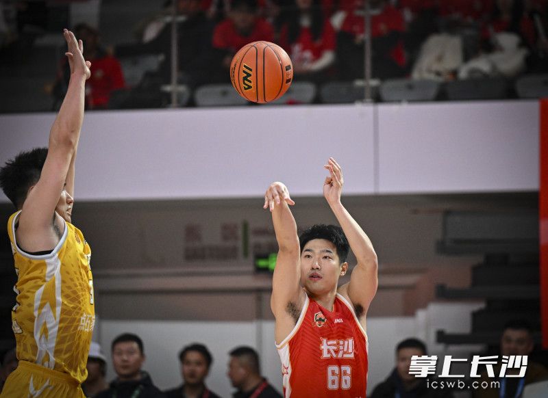 长沙队队员外线三分出手。