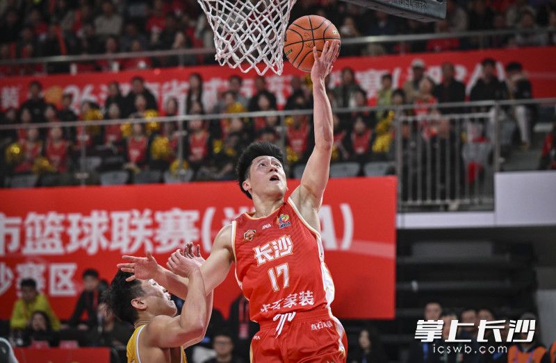 长沙队队员上篮。