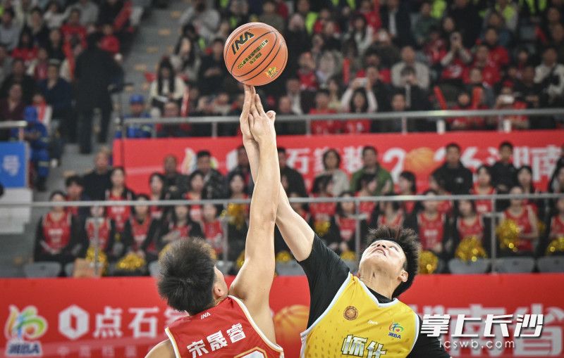 比赛开始，长沙队与怀化队跳球。