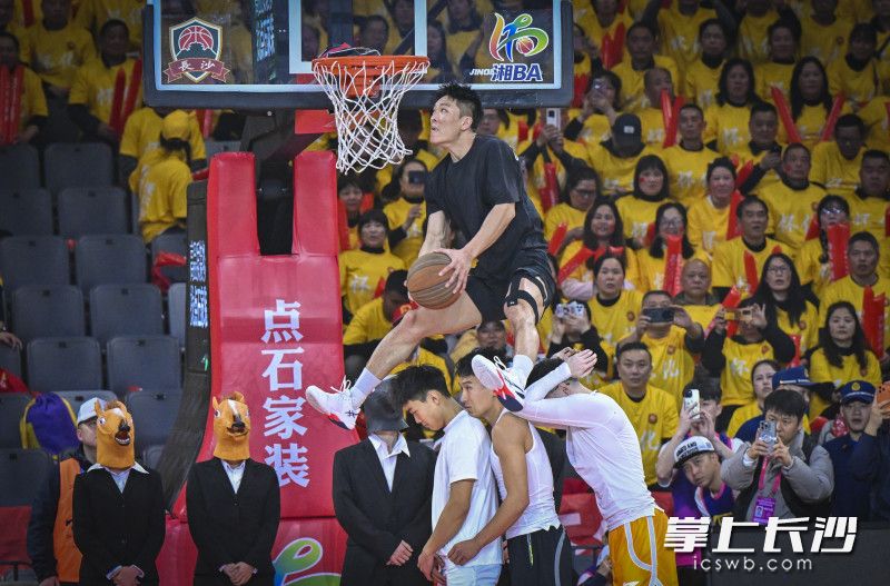 扣篮表演嗨翻全场。