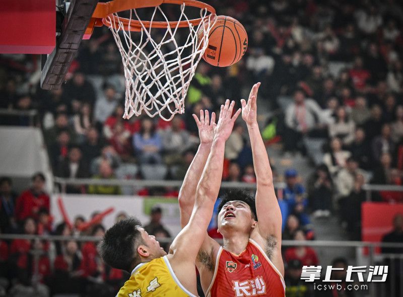 长沙队队员争抢前场篮板。