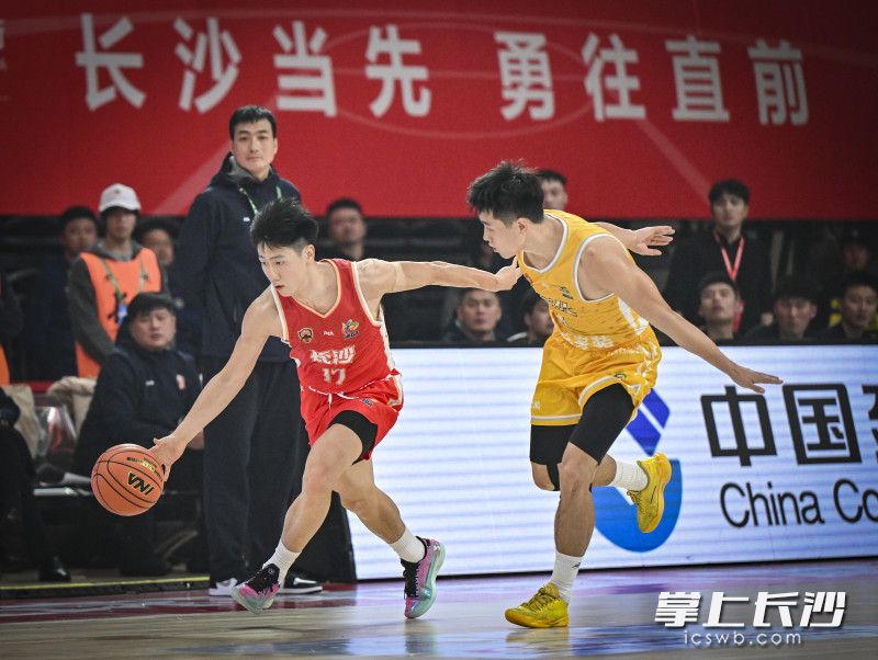 长沙队陈天灿持球突破防守。
