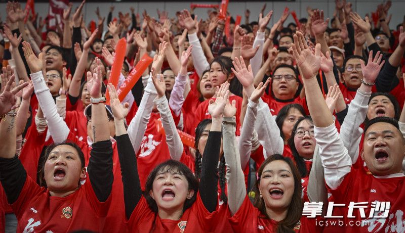 “湘A军团”为长沙队呐喊助威。 均为长沙晚报全媒体记者余劭劼摄