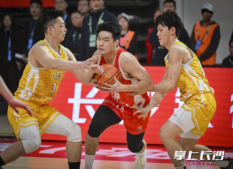 怀化队包夹防守。