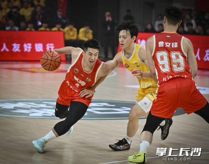 长沙队队员挡拆突破。