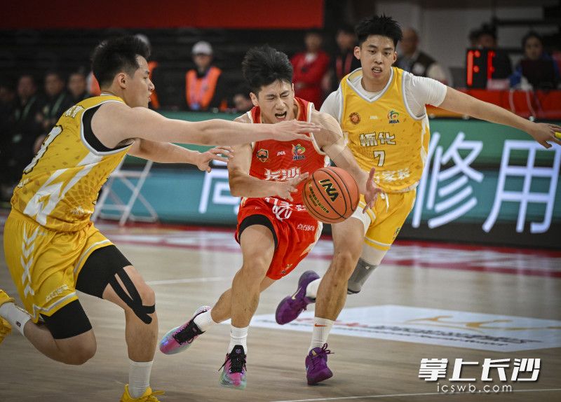 长沙队陈天灿带球突破。