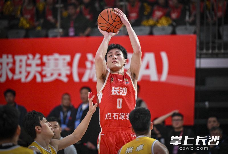 长沙队队员投篮。
