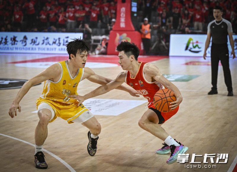 长沙队陈天灿外线持球。