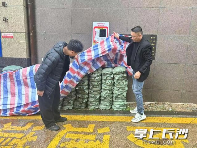 工作人员正在检查防汛物资储备。 长沙晚报通讯员 杨梦婷 供图 工作人员正在检查防汛物资储备。 长沙晚报通讯员 杨梦婷 供图