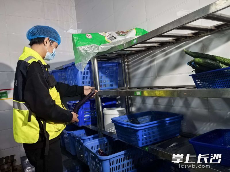 抽检人员选取食材样品。 均为长沙晚报全媒体记者周辉霞摄