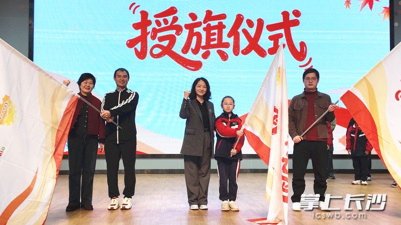 由学生跑团、教师跑团、家长跑团组成的“青枫跑团”正式成立。均为长沙晚报全媒体记者 张炎炎 摄 由学生跑团、教师跑团、家长跑团组成的“青枫跑团”正式成立。均为长沙晚报全媒体记者 张炎炎 摄