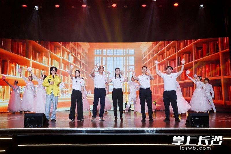 现场演绎了一个个温暖的资助故事。