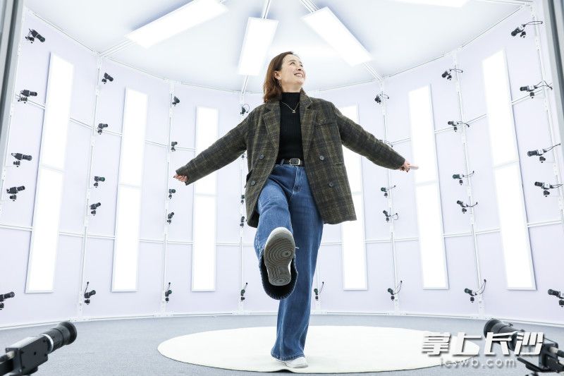 记者在马栏山音视频实验室的视频采编室体验，室内有360度的阵列相机。 长沙晚报全媒体记者 董阳 摄