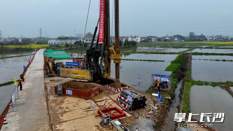 3月27日，宜常高铁湖南段全线首根桩基正式开钻。 通讯员供图