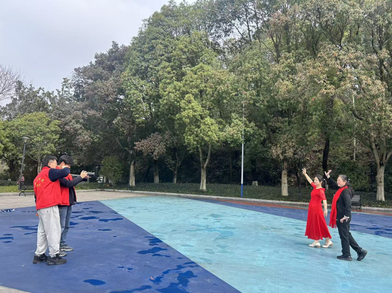 湘江早报记者举起相机，定格下居民的幸福瞬间。通讯员供图